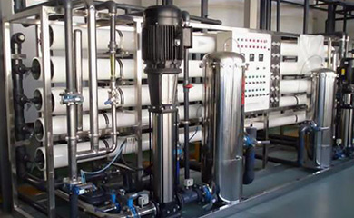 半導(dǎo)體超純水設(shè)備是應(yīng)用于半導(dǎo)體生產(chǎn)零件清洗的超純水設(shè)備，需要符合特定的用水水質(zhì)標(biāo)準(zhǔn),半導(dǎo)體超純水設(shè)備出水水質(zhì)要符合美國(guó)ASTM純水水質(zhì)標(biāo)準(zhǔn)、我國(guó)電子工業(yè)電子級(jí)水質(zhì)技術(shù)標(biāo)準(zhǔn)18MΩ.cm以上