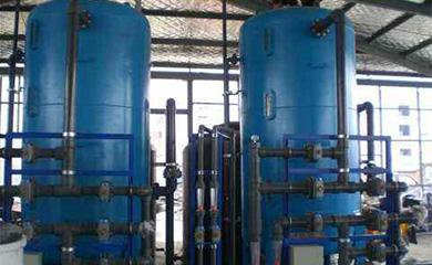 混床是指水依次通過裝有氫型陽離子交換樹脂的陽床和裝有氫氧型陰離子交換樹脂的陰床的系統(tǒng)。氫型陽交換床用于除去水中的陽離子；氫氧型陰離子交換床用于除去水中的陰離子。通過復(fù)床可將水中的種礦物鹽基本除去。為了獲取較好的除鹽效果，陽床內(nèi)裝載強(qiáng)酸陽離子交換樹脂，陰床一般內(nèi)裝載強(qiáng)堿陰離子交換樹脂?；齑惨卜譃轶w內(nèi)同步再生