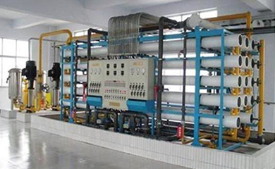       反滲透是最精密的膜法液體分離技術(shù)，在進(jìn)水(濃溶液)側(cè)施加操作壓力以克服自然滲透壓，當(dāng)高于自然滲透壓的操作壓力離加于濃溶液側(cè)時(shí)水分子自然滲透的流動(dòng)方向就會(huì)逆轉(zhuǎn)，進(jìn)水(濃溶液)中的水分子部份通過反滲透膜成為稀溶液側(cè)的凈化產(chǎn)水;反滲透設(shè)備能阻擋所有溶解性鹽及分子量大于100的有機(jī)物，但允許水分子透過，反滲透復(fù)合膜脫鹽