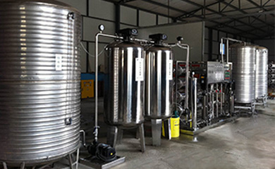 反滲透是一種現(xiàn)代新型的純凈水處理技術(shù)。通過反滲透元件來提高水質(zhì)的純凈度，清除水中含有的雜質(zhì)和鹽。我們?nèi)粘Ｋ玫募兯虺兯际墙?jīng)過反滲透設(shè)備處理的，水質(zhì)幾乎不導(dǎo)電。