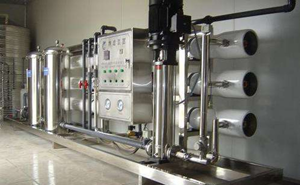 紙工業(yè)是與國民經(jīng)濟(jì)發(fā)展息息相關(guān)的重要產(chǎn)業(yè)，還是一個(gè)工藝復(fù)雜資源消耗量大產(chǎn)生污染物多的工業(yè)，所以在水質(zhì)上不能忽視。需要采用工業(yè)純水設(shè)備，根據(jù)需求采用一級工業(yè)純水設(shè)備和二級工業(yè)純水設(shè)備制取的純水來生產(chǎn)。