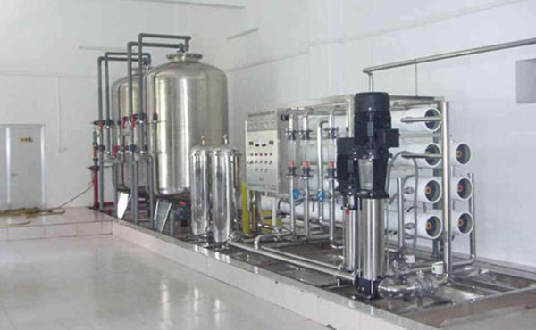 日用化妝品純水設(shè)備采用反滲透過(guò)濾技術(shù),反滲透RO技術(shù)是當(dāng)今先進(jìn)和有效的除鹽技術(shù)。其原理是在壓力的作用下，水分子透過(guò)反滲透膜成為純水，水中的雜質(zhì)被反滲透膜截留排出。
