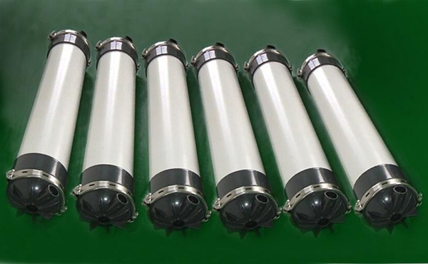 超濾膜，是一種孔徑規(guī)格一致，額定孔徑范圍為0.001-0.02微米的微孔過(guò)濾膜。在膜的一側(cè)施以適當(dāng)壓力，就能篩出小于孔徑的溶質(zhì)分子，以分離分子量大于500道爾頓、粒徑大于2～20納米的顆粒。超濾膜是最早開(kāi)發(fā)的高分子分離膜之一，在60年代超濾裝置就實(shí)現(xiàn)了工業(yè)化。