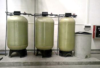       顧名思義即降低水的硬度。軟化水系統(tǒng)包括三部分，即離子交換部分、鹽再生部分和控制部分。離子交換技術(shù)是軟化系統(tǒng)的工作原理，它的主體是離子交換樹脂，由于水的硬度主要由鈣、鎂形成及表示，故一般采用陽離子交換樹脂，將水中的Ca2+、Mg2+（形成水垢的主要成份）置換出來，隨著樹脂內(nèi)Ca2+、Mg2+的增加，樹脂去除Ca2+、Mg2+的效能逐漸降