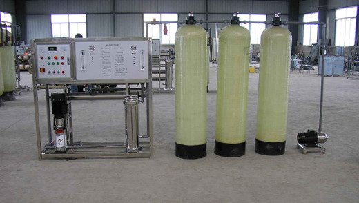 軟化水系統(tǒng)包括三部分，即離子交換部分、鹽再生部分和控制部分。離子交換技術(shù)是軟化系統(tǒng)的工作原理，它的主體是離子交換樹脂，由于水的硬度主要由鈣、鎂形成及表示，故一般采用陽離子交換樹脂，將水中的Ca2+、Mg2+（形成水垢的主要成份）置換出來，隨著樹脂內(nèi)Ca2+、Mg2+的增加，樹脂去除Ca2+、Mg2+的效能逐漸降低。