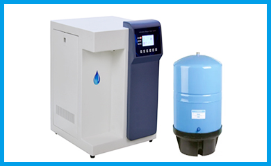 實驗室超純水機有著彩色的液晶顯示器和獨有的多行顯示系統(tǒng)，設備操作簡單；設備的主機連接著微電腦控制系統(tǒng)，有著自動檢測修復功能；一機能同時制備取用超純水和純化水，實驗、分析、科研等各類清洗均可滿足；該實驗室超純水設備具有具備開機自檢、缺水保護報警、停電自動復位、純水桶滿水后自動停機、超低壓保護、RO自動沖洗功能....