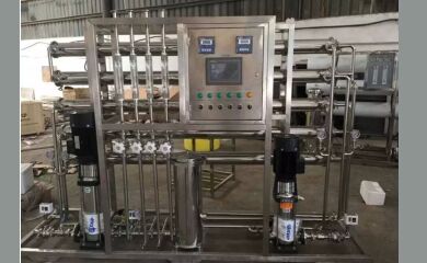       宏森環(huán)保所生產(chǎn)的設(shè)備經(jīng)過(guò)廠家專業(yè)的設(shè)計(jì)生產(chǎn)可以長(zhǎng)期穩(wěn)定的提供純化水，可滿足藥廠、醫(yī)院純化水制取、輸液制取的要求。宏森環(huán)保純化水系統(tǒng)可用于醫(yī)療器械、醫(yī)藥制劑、體外診斷試劑、制藥用水、血液凈化、血液透析、大輸液、生化制品用水、醫(yī)用無(wú)菌水、口服液用水、消毒室、醫(yī)院供應(yīng)室、中央供水等。