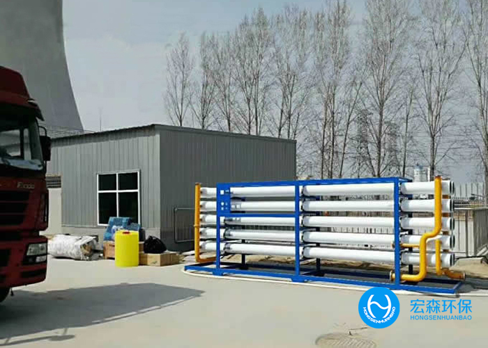 造紙工業(yè)廢水主要來源于分制漿和抄紙兩個生產(chǎn)過程。制漿產(chǎn)生的廢水，污染為嚴重，洗漿時排出廢水呈黑褐色，其中污染物濃度很高，BOD高達5～40 g/L，含有大量纖維、無機鹽、色素和大量的酸堿物質(zhì)。抄紙機排出的廢水，其中含有大量纖維和在生產(chǎn)過程中添加的填料和膠料。同時造紙過程中還需要加入一些必要的化學助劑，加重了對水體的污染造紙污